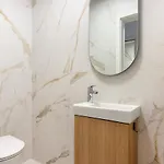 Modern Three-bedroom Masarykova With Private Parking דירה *