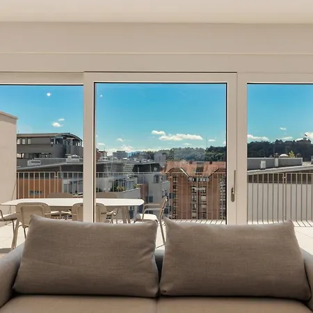 Modern Three-bedroom Masarykova With Private Parking 公寓