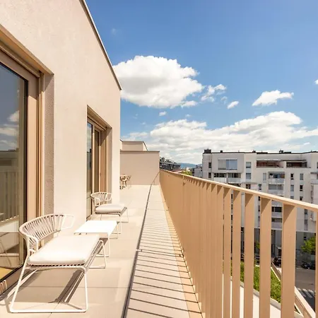 Modern Three-bedroom Masarykova With Private Parking 公寓 *