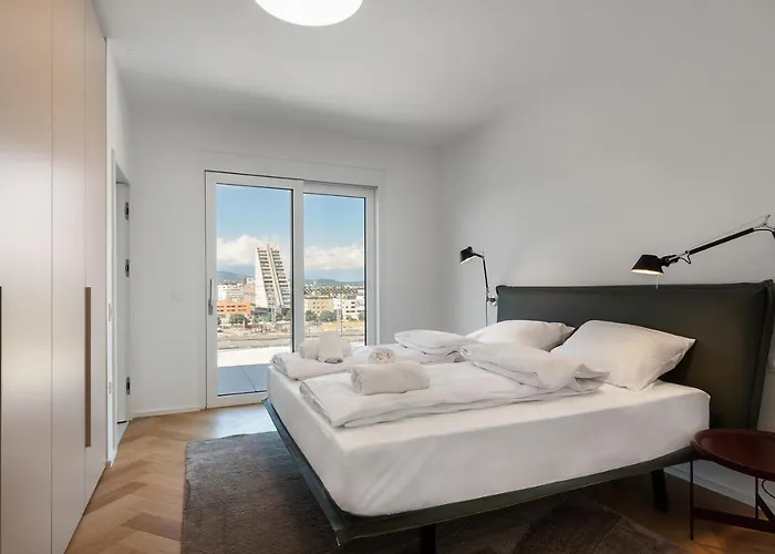 Modern Three-bedroom Masarykova With Private Parking 公寓 *