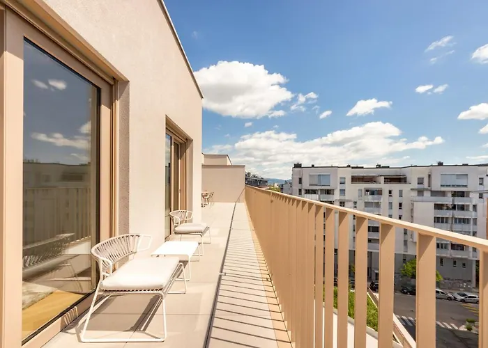 Modern Three-bedroom Masarykova With Private Parking Appartement *